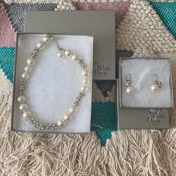 White Dress by the Shore Necklace and Earring set - Picture 1 of 10